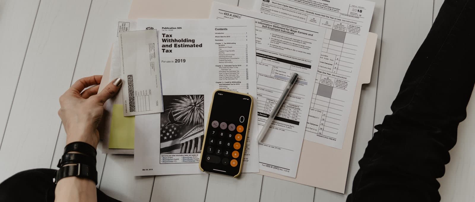 Papeles y calculadora: un informe sobre la mesa