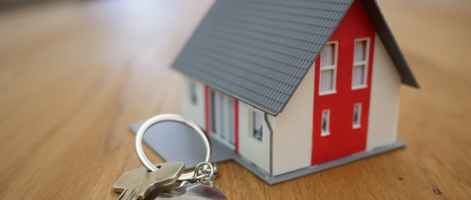 Las llaves de una casa sobre la mesa