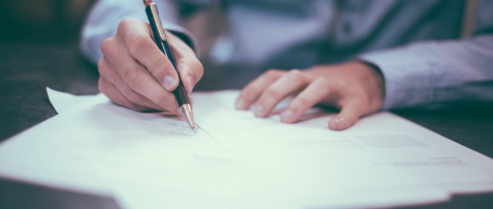 Una solicitud sobre el escritorio, esperando la firma