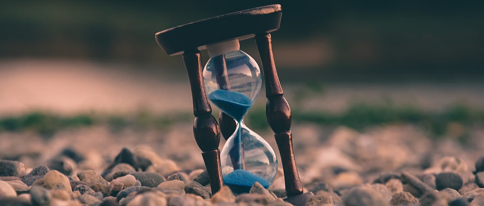 Un reloj de arena marcando el paso del tiempo